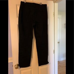 Gloria Vanderbilt women’s Amanda jeans in black. Size 14.